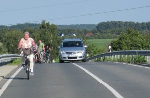 Gefahr für Radler: ein Teilradweg hinauf zur Brückenkuppe wäre ein guter Anfang.